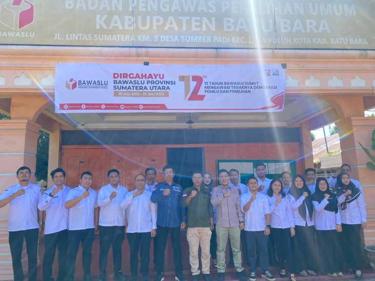 Foto bersama Ucapan HUT Bawaslu ProvSU